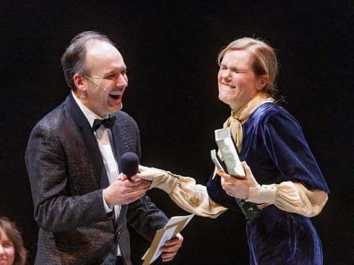 Schauspielerkollege und Moderator Felix Knop überreicht Fritzi Haberlandt den Deutschen Theaterpreis "Der Faust".
