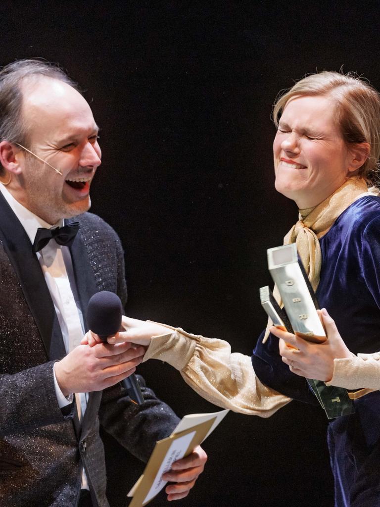 Schauspielerkollege und Moderator Felix Knop überreicht Fritzi Haberlandt den Deutschen Theaterpreis "Der Faust".