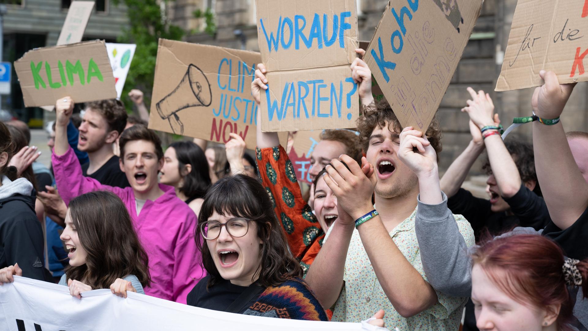 Junge Menschen bei einer Fridays for Future Demonstration in Dresden Junge Menschen bei einer Fridays for Future Demonstration in Dresden