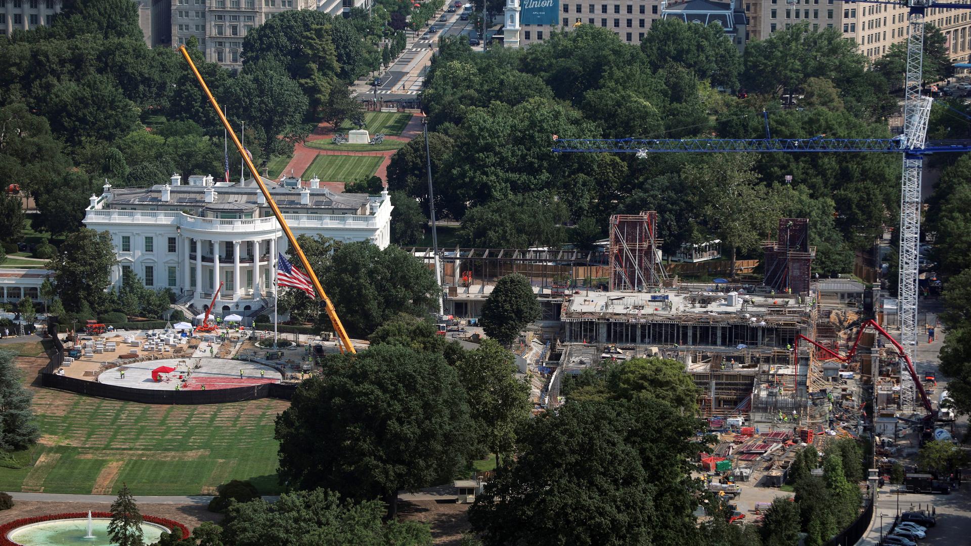 Blick aufs Weiße Haus. Rechts daneben sieht man die Baustelle für den neuen Ballsaal.
      