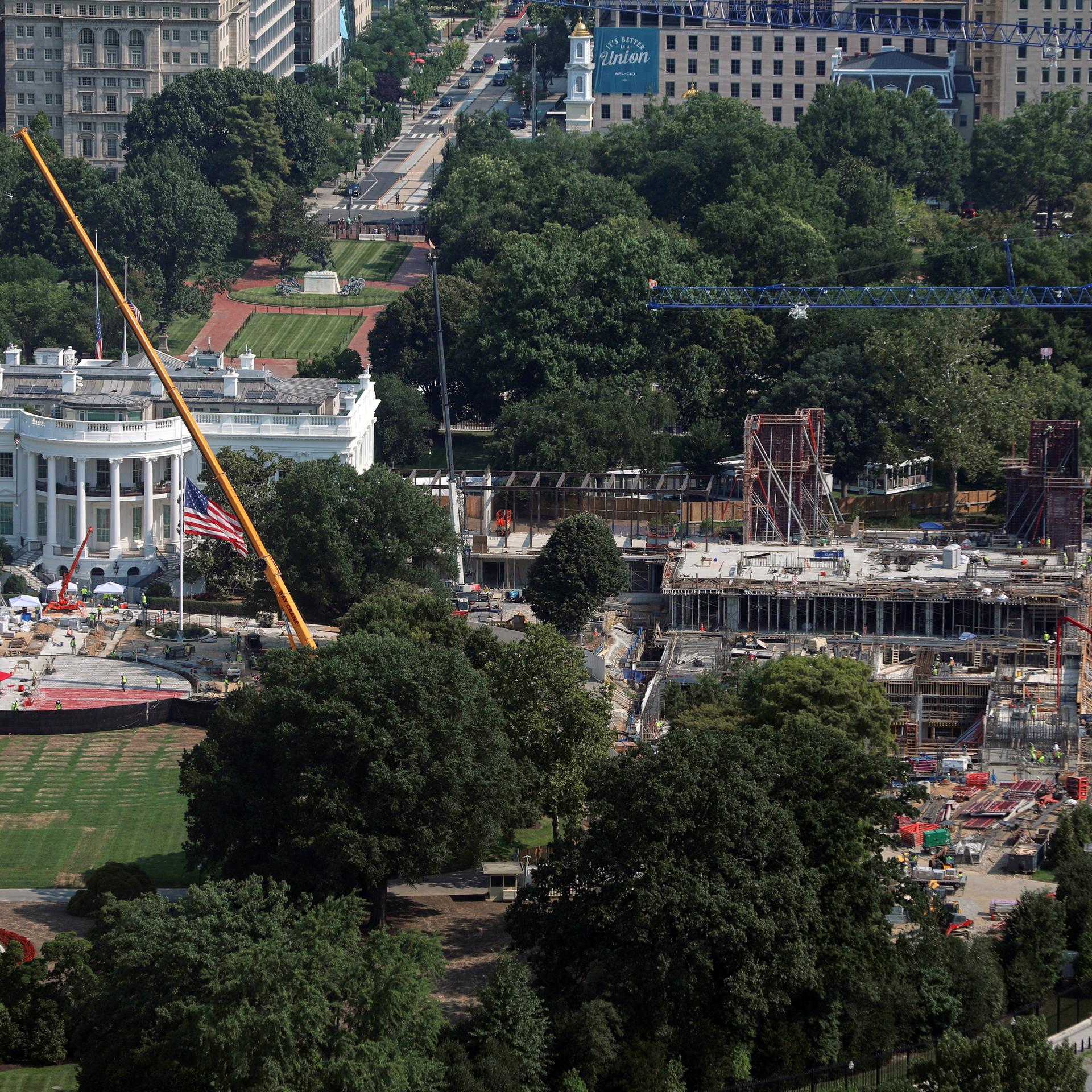 Blick aufs Weiße Haus. Rechts daneben sieht man die Baustelle für den neuen Ballsaal. 
