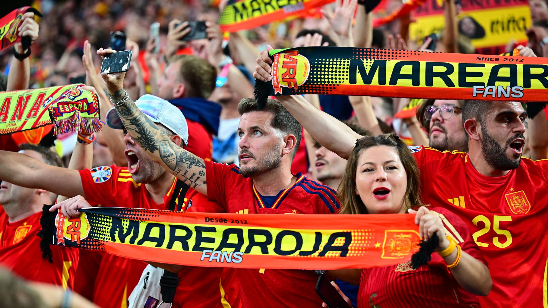 Spanische Fans bei der Nationalhymne bei der UEFA EURO 2024