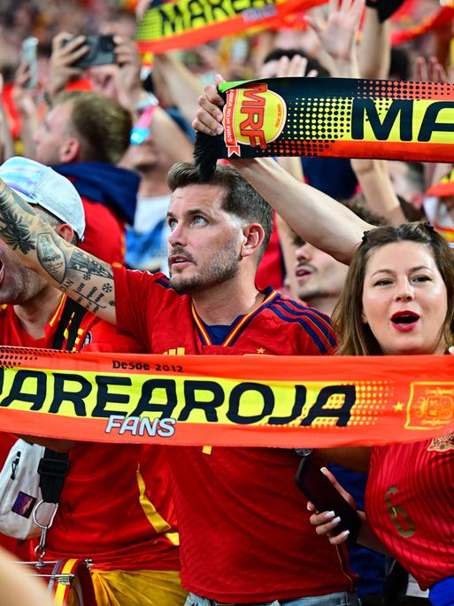 Spanische Fans bei der Nationalhymne bei der UEFA EURO 2024