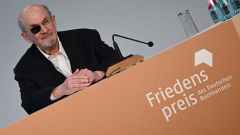Der britische Autor Salman Rushdie, Träger des  Friedenspreises des Deutschen Buchhandels 2023, sitzt auf der Frankfurter Buchmesse auf dem Podium einer Pressekonferenz.
