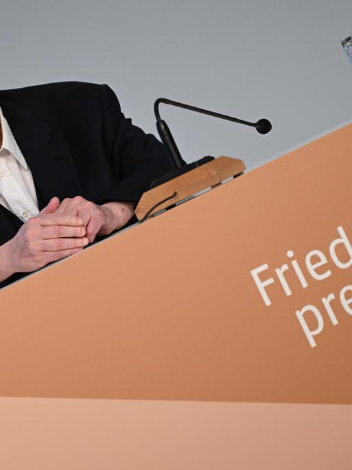 Der britische Autor Salman Rushdie, Träger des  Friedenspreises des Deutschen Buchhandels 2023, sitzt auf der Frankfurter Buchmesse auf dem Podium einer Pressekonferenz.