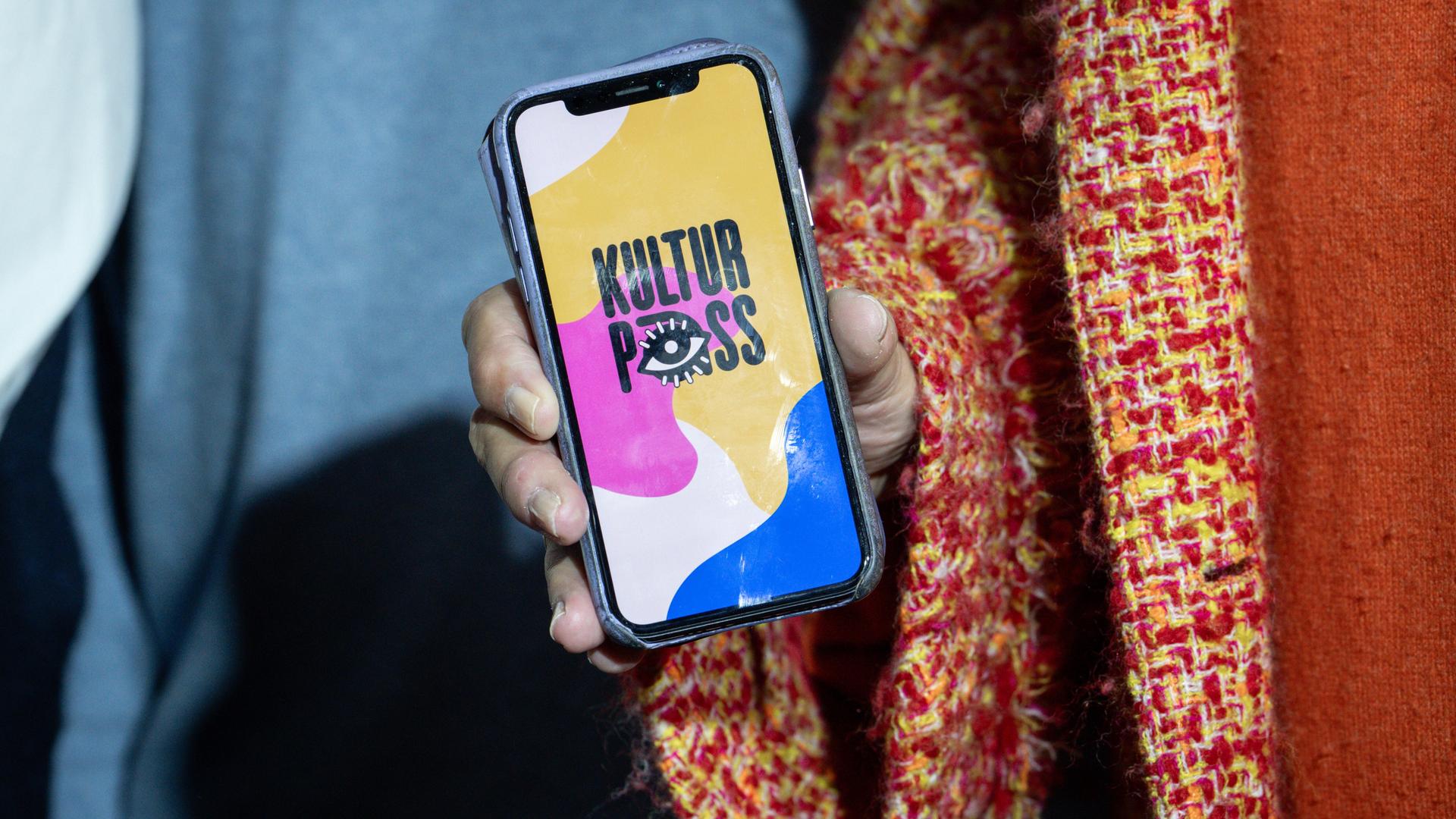 Auf einem in die Kamera gehaltenen Smartphone ist die Kulturpass-App zu sehen.