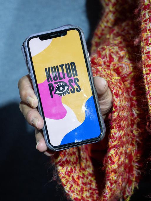 Auf einem in die Kamera gehaltenen Smartphone ist die Kulturpass-App zu sehen.