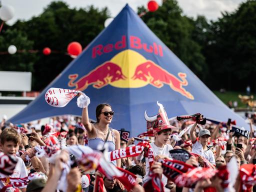 Leipzigs Spieler feiern auf der Festwiese an der Red Bull Arena mit den Fans den DFB-Pokalsieg 2022.