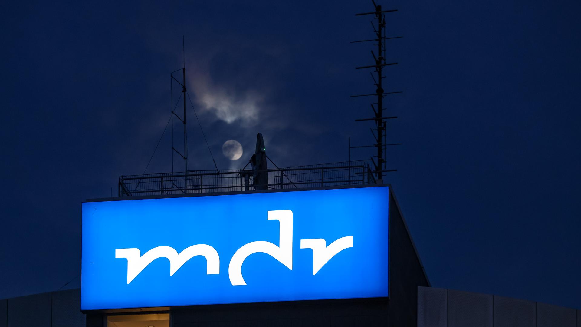 Sachsen-Anhalt, Halle (Saale): Der Mond scheint über der Programmdirektion des Mitteldeutschen Rundfunks (MDR). 