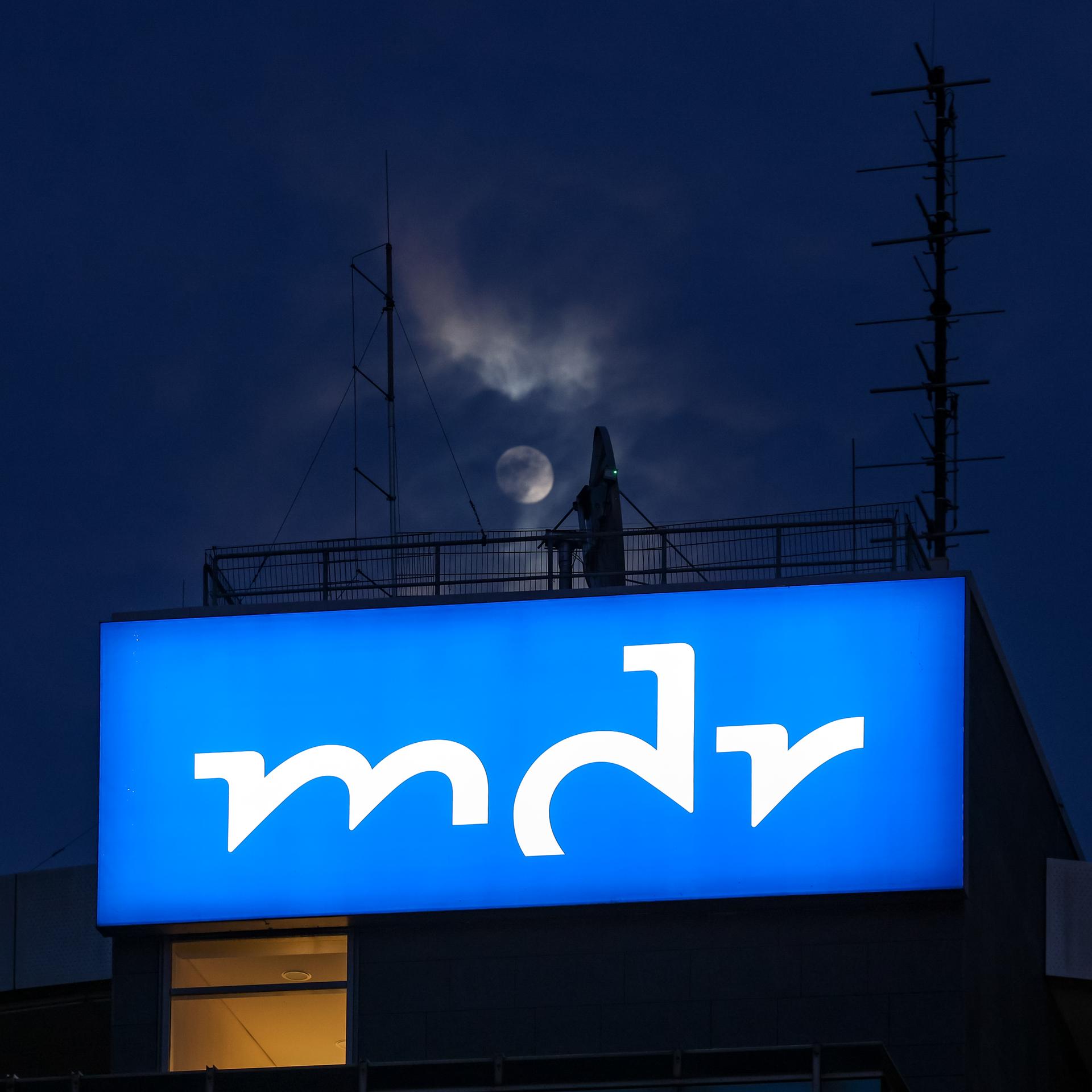 Sachsen-Anhalt, Halle (Saale): Der Mond scheint über der Programmdirektion des Mitteldeutschen Rundfunks (MDR). 