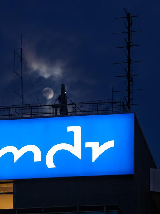 Sachsen-Anhalt, Halle (Saale): Der Mond scheint über der Programmdirektion des Mitteldeutschen Rundfunks (MDR). 