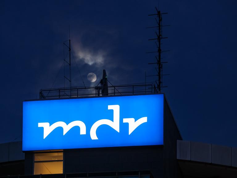 Sachsen-Anhalt, Halle (Saale): Der Mond scheint über der Programmdirektion des Mitteldeutschen Rundfunks (MDR). 