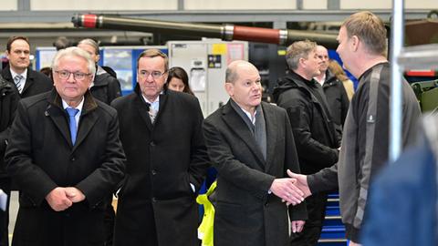 Niedersachsen, Unterlüß: Bundeskanzler Olaf Scholz (2.v.r., SPD), Armin Papperger (l.), Vorstandsvorsitzender der Rheinmetall, und Boris Pistorius (2.v.l., SPD), Bundesminister für Verteidigung, besichtigen eine Produktionshalle des Rüstungskonzerns Rheinmetall.