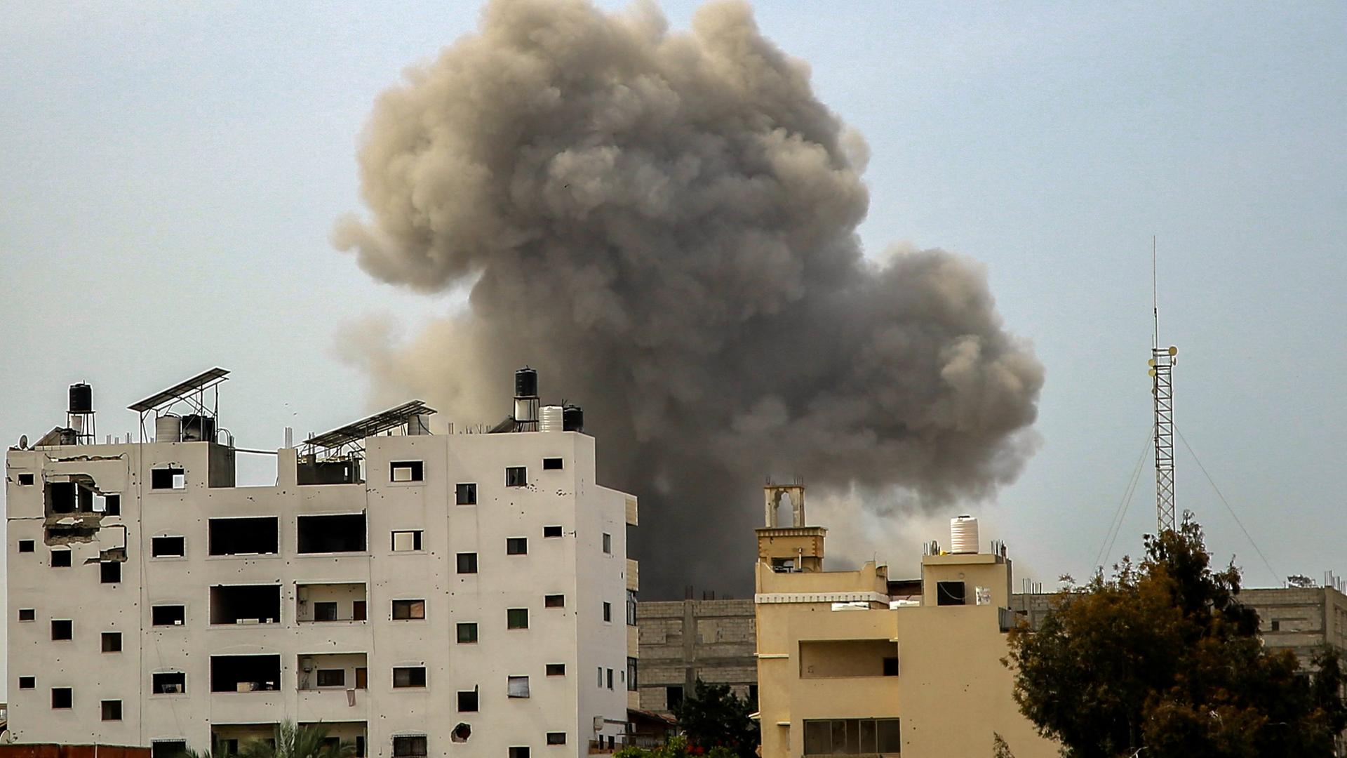 In der Nähe der Al-Schifa-Krankenhauses in Gaza-Stadt steigt Rauch auf.