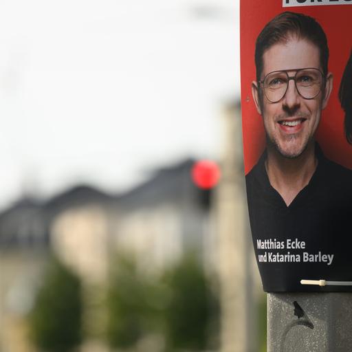 Ein Wahlplakat des sächsischen SPD-Spitzenkandidaten zur Europawahl, Matthias Ecke, hängt an der Schandauer Straße im Dresdner Stadtteil Striesen an einem Laternenmast. 