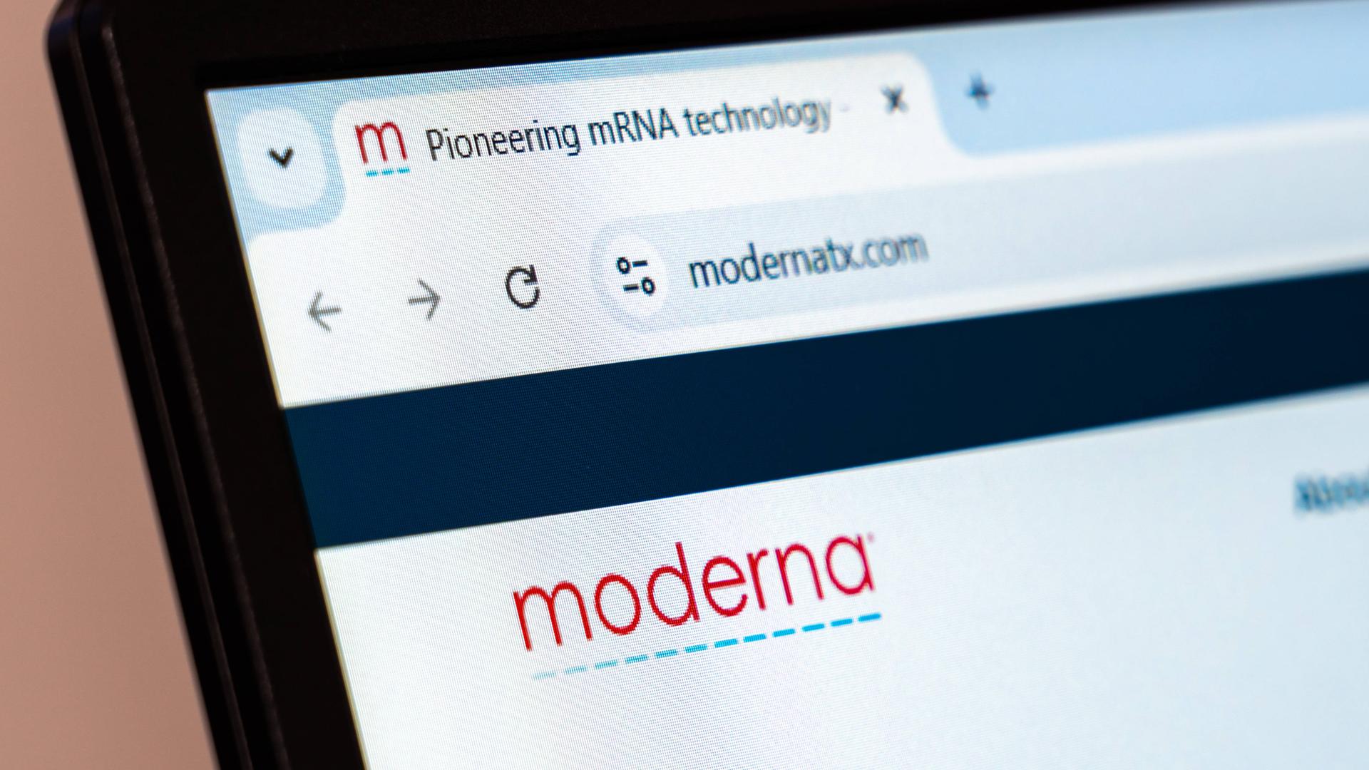 Moderna-Website auf einem Laptop-Bildschirm, auf dem die bahnbrechende mRNA-Technologie vorgestellt wird Moderna-Website auf einem Laptop-Bildschirm, auf dem die bahnbrechende mRNA-Technologie vorgestellt wird