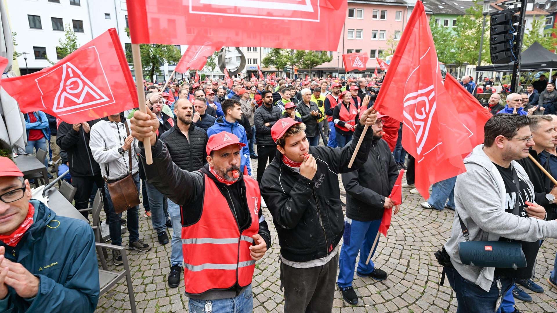 Hunderte Mitarbeiter des Automobilzulieferers ZF Friedrichshafen AG demonstrieren gegen den geplanten Stellenabbau.