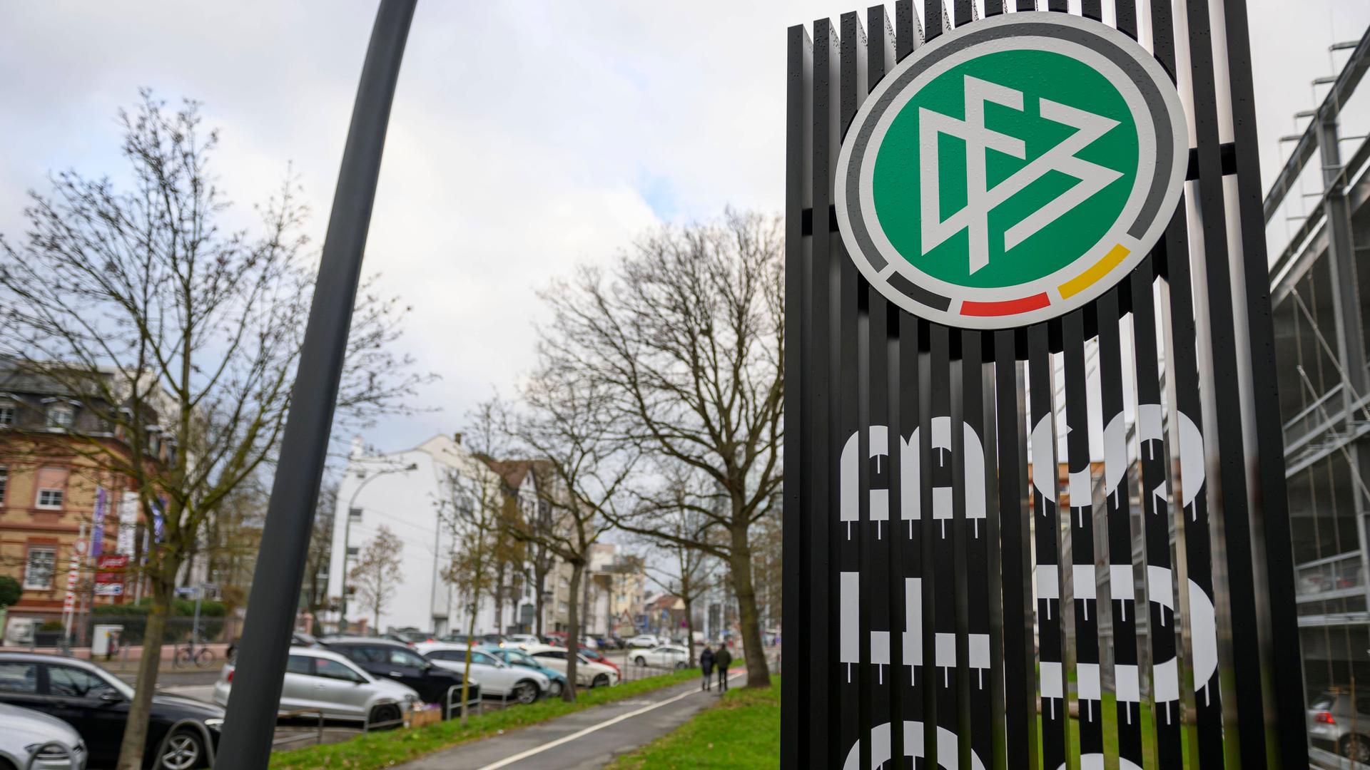 Eingangsbereich zur Verbandszentrale des Deutschen-Fußball-Bunds in Frankfurt am Main. Eingangsbereich zur Verbandszentrale des Deutschen-Fußball-Bunds in Frankfurt am Main.