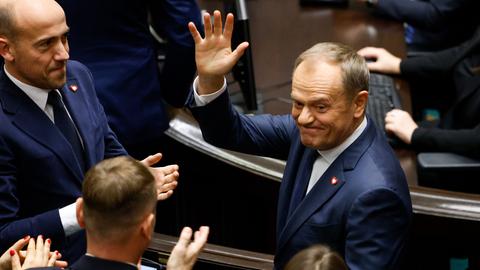 Polen, Warschau: Donald Tusk, Oppositionsführer, winkt nach seiner Wahl zum polnischen Premierminister im Parlament.