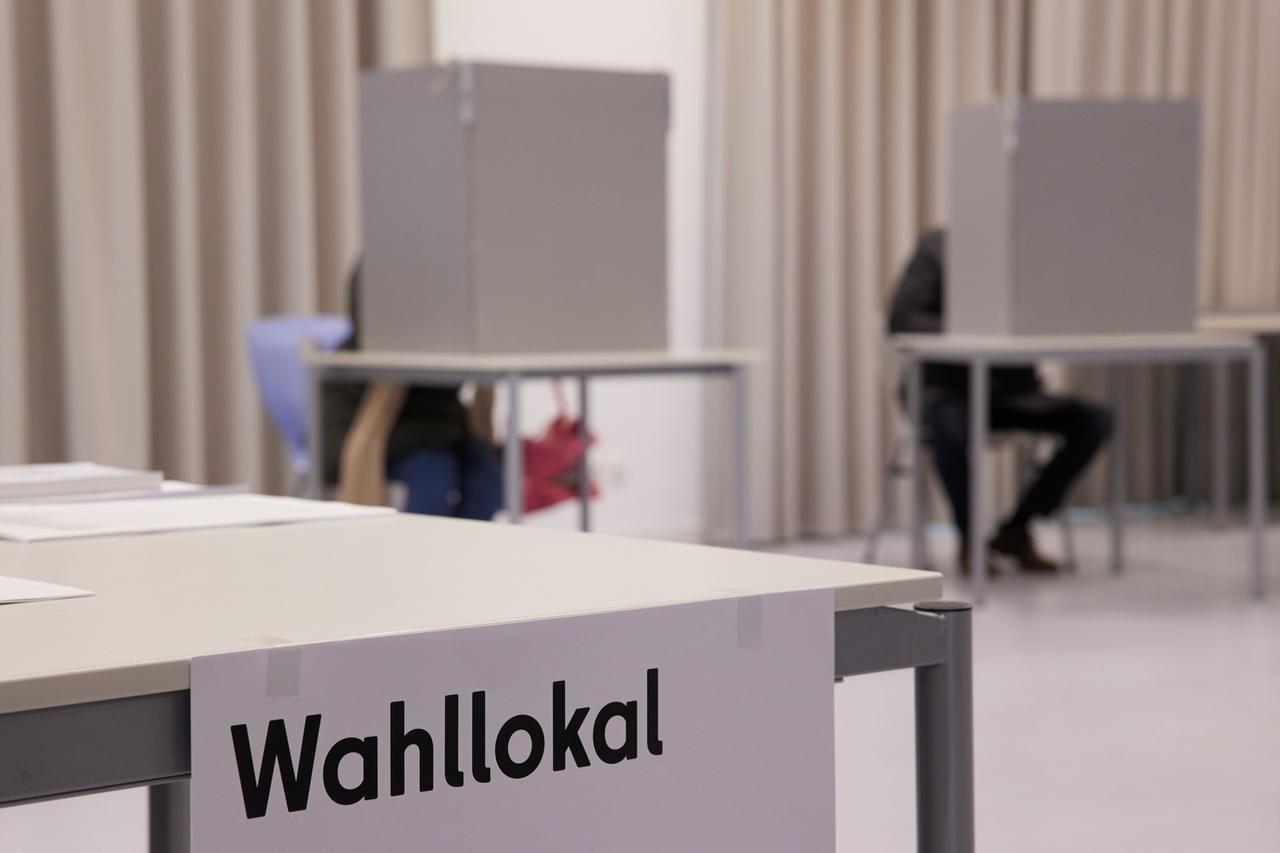 Blick in ein Wahl-Lokal
