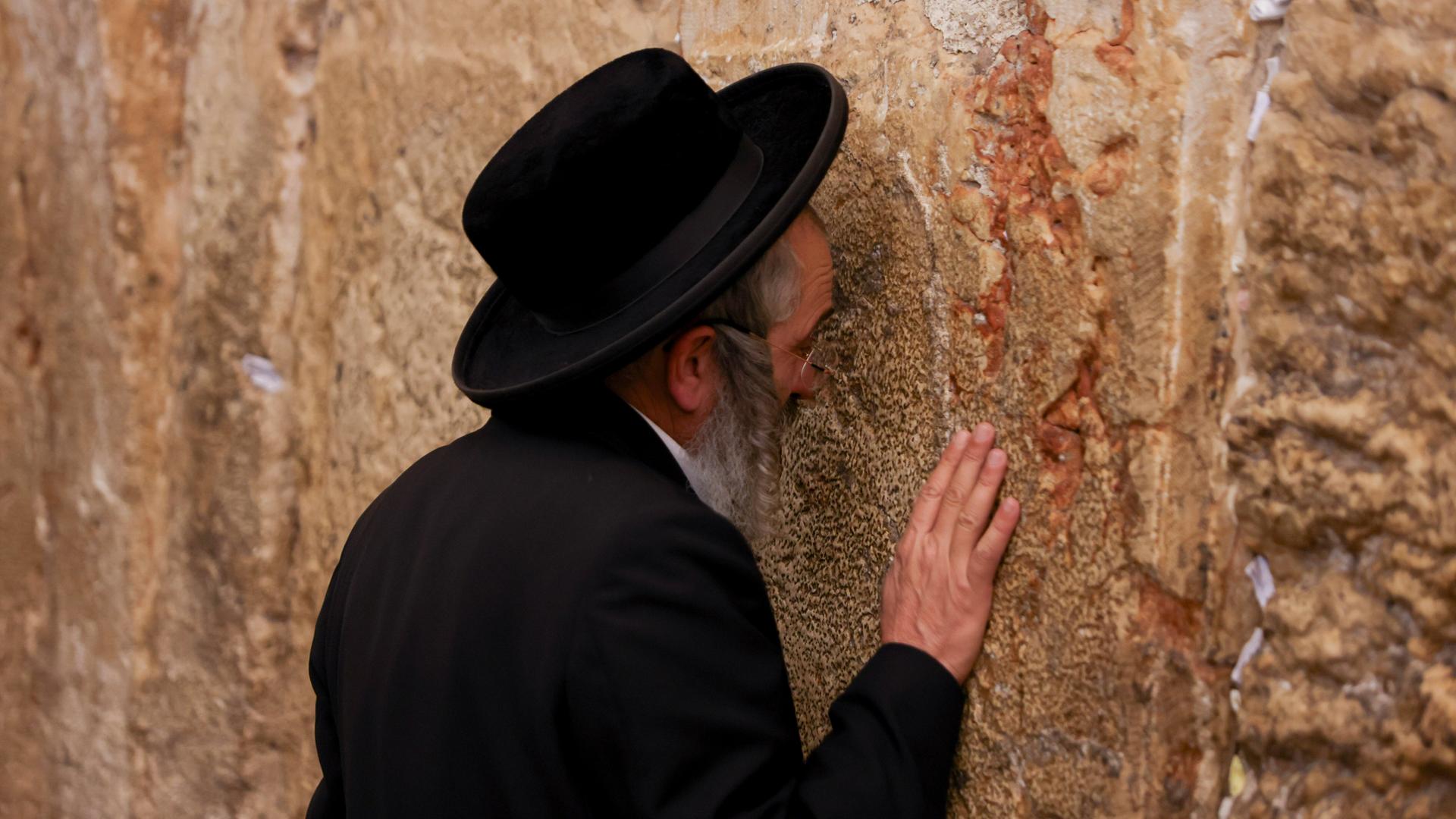 Jude vor der Westseite der Klagemaier in der Altstadt von Jerusalem am 24. April 2026