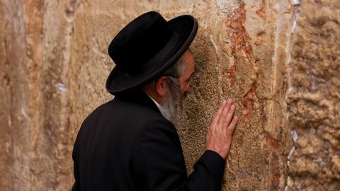 Jude vor der Westseite der Klagemaier in der Altstadt von Jerusalem am 24. April 2026