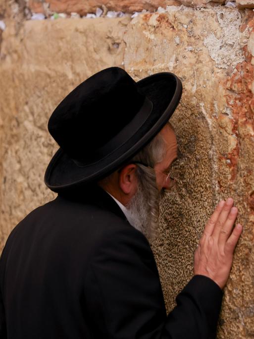 Jude vor der Westseite der Klagemaier in der Altstadt von Jerusalem am 24. April 2026