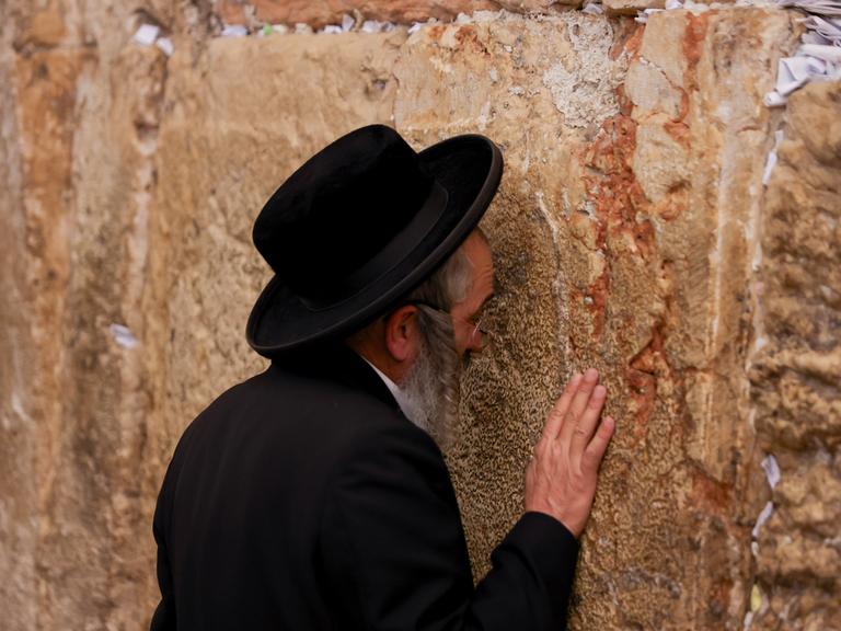Jude vor der Westseite der Klagemaier in der Altstadt von Jerusalem am 24. April 2026