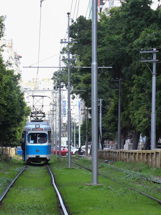 Eine Straßenbahn fährt auf den Gleisen der Ahmed Shawqi Straße. Das Straßenbahnnetz der Hafenstadt wurde 1863 in Betrieb genommen. Es ist das älteste in Afrika betriebene Eisenbahnsystem.