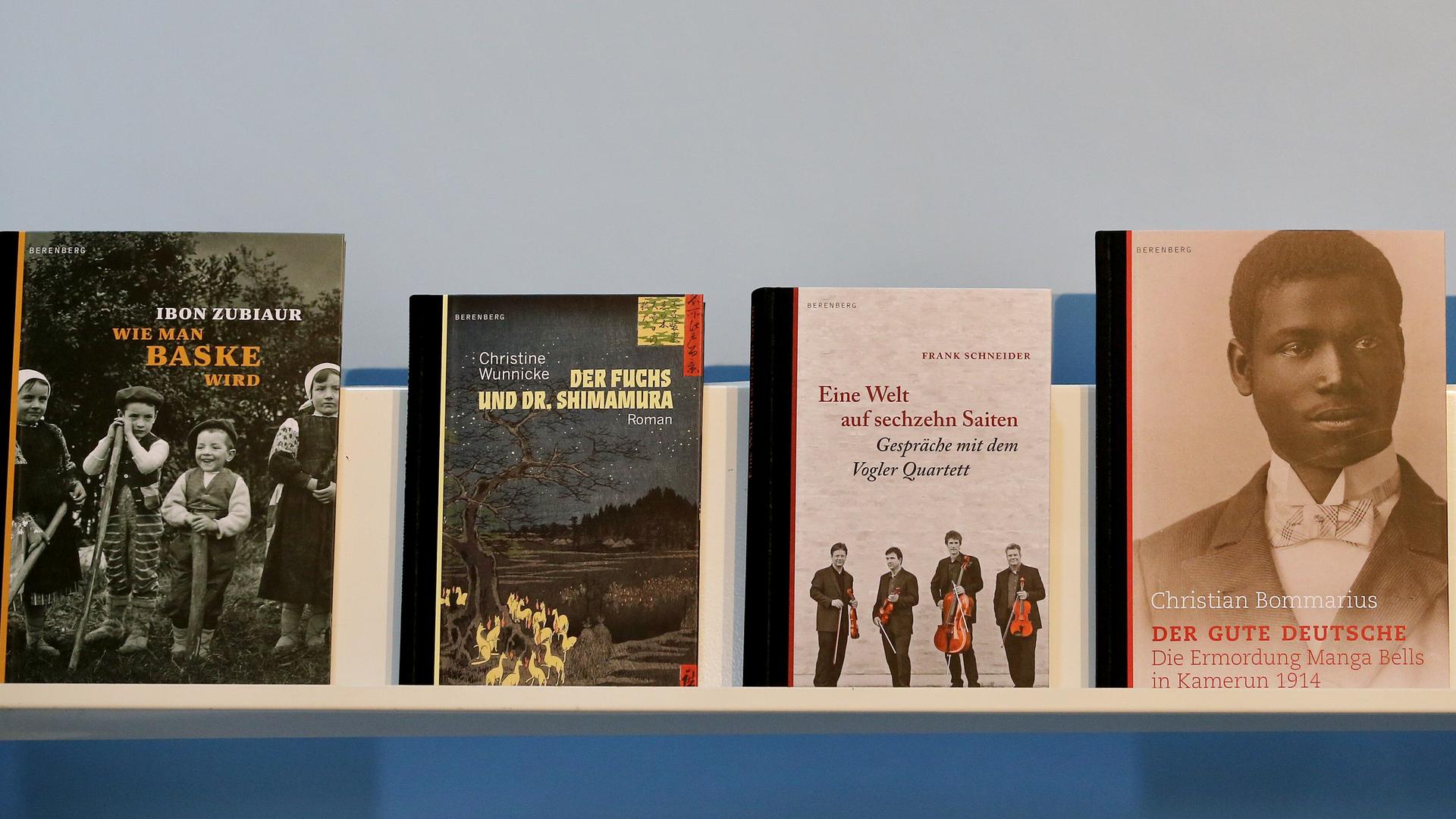 Bücher des Berenberg Verlages am 13.03.2015 an einem am Stand auf der Leipziger Buchmesse in Leipzig (Sachsen). Der Verlag erneuere seit nunmehr einem Jahrzehnt die Tradition des historischen, biografischen und literarischen Essays. Bücher des Berenberg Verlages am 13.03.2015 an einem am Stand auf der Leipziger Buchmesse in Leipzig (Sachsen). Der Verlag erneuere seit nunmehr einem Jahrzehnt die Tradition des historischen, biografischen und literarischen Essays.
