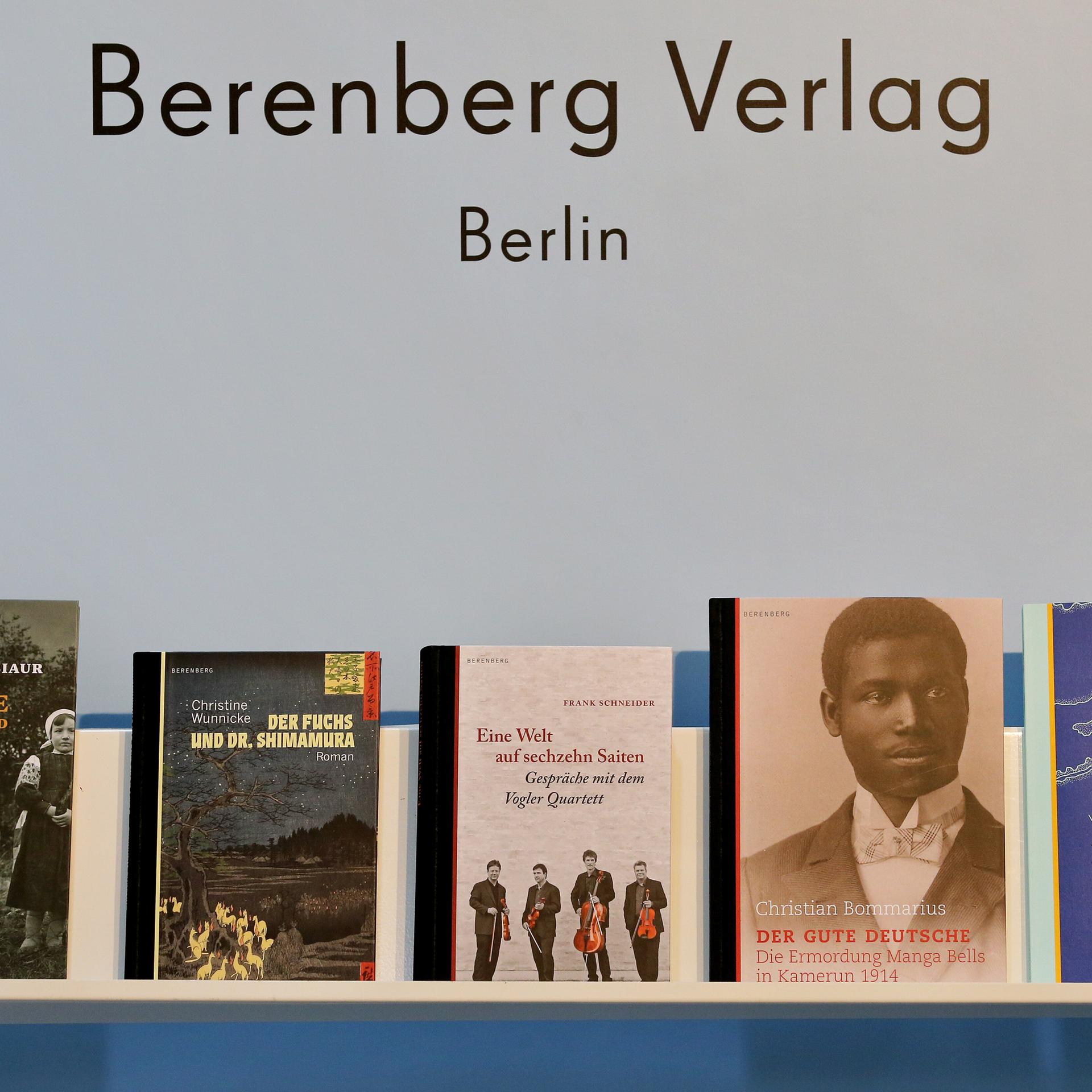 Bücher des Berenberg Verlages am 13.03.2015 an einem am Stand auf der Leipziger Buchmesse in Leipzig (Sachsen). Der Verlag erneuere seit nunmehr einem Jahrzehnt die Tradition des historischen, biografischen und literarischen Essays.