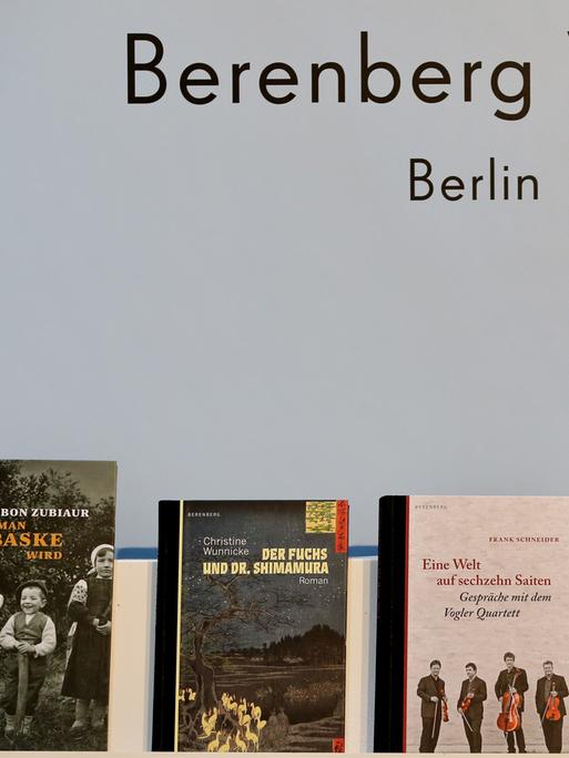 Bücher des Berenberg Verlages am 13.03.2015 an einem am Stand auf der Leipziger Buchmesse in Leipzig (Sachsen). Der Verlag erneuere seit nunmehr einem Jahrzehnt die Tradition des historischen, biografischen und literarischen Essays.