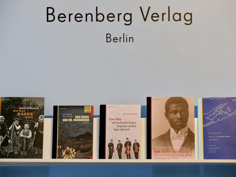 Bücher des Berenberg Verlages am 13.03.2015 an einem am Stand auf der Leipziger Buchmesse in Leipzig (Sachsen). Der Verlag erneuere seit nunmehr einem Jahrzehnt die Tradition des historischen, biografischen und literarischen Essays.