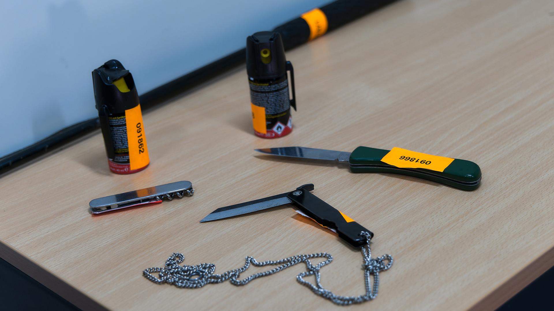 Die Bundespolizei präsentiert Gegenstände, darunter Pfefferspray, Messer und ein Teleskopschlagstock. Die Bundespolizei präsentiert Gegenstände, darunter Pfefferspray, Messer und ein Teleskopschlagstock.