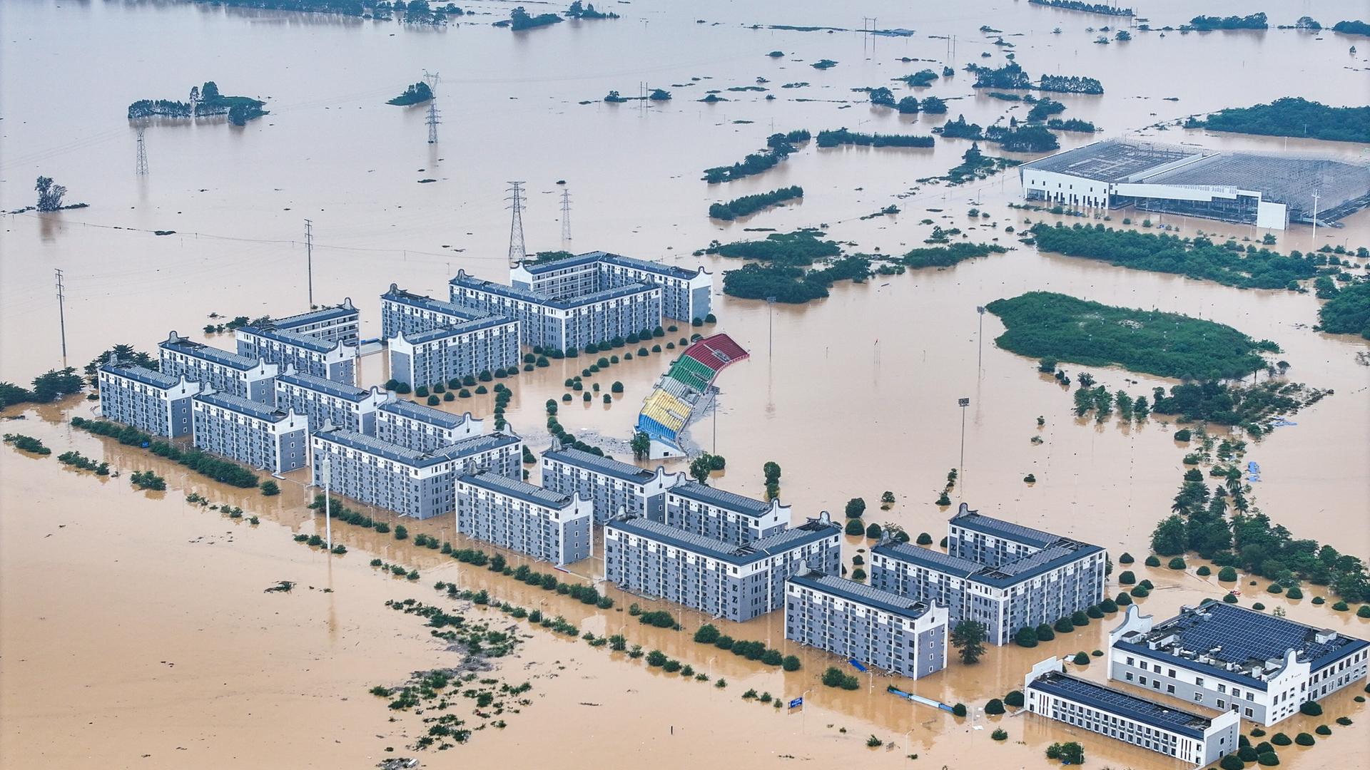 Ein Drohnenfoto zeigt die Gebäude des Unternehmens Guangxi Logistics Vocational and Technical College in Guigang City, in der Region Guangxi, die bis zur Hälfte überflutet sind.