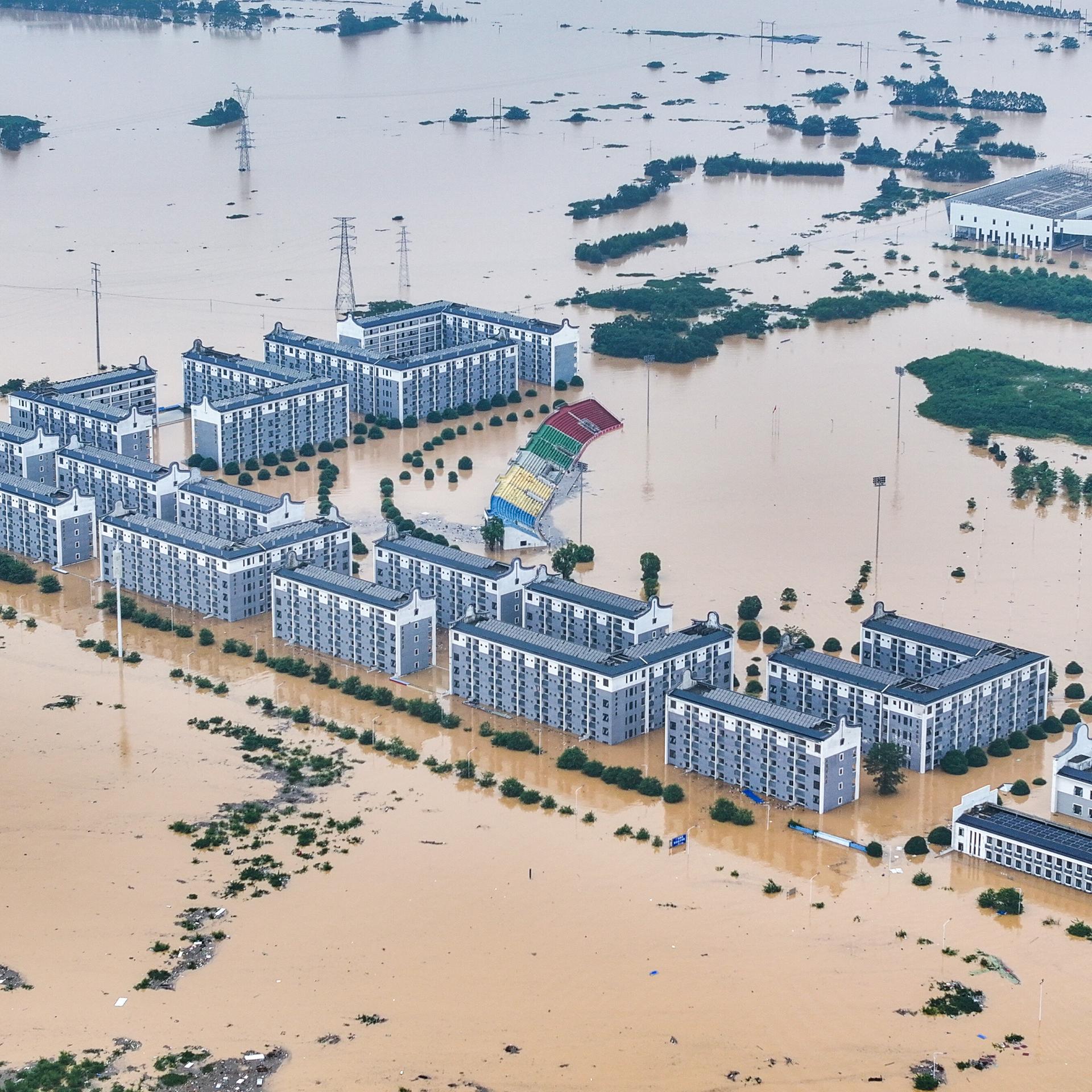 Ein Drohnenfoto zeigt die Gebäude des Unternehmens Guangxi Logistics Vocational and Technical College in Guigang City, in der Region Guangxi, die bis zur Hälfte überflutet sind.