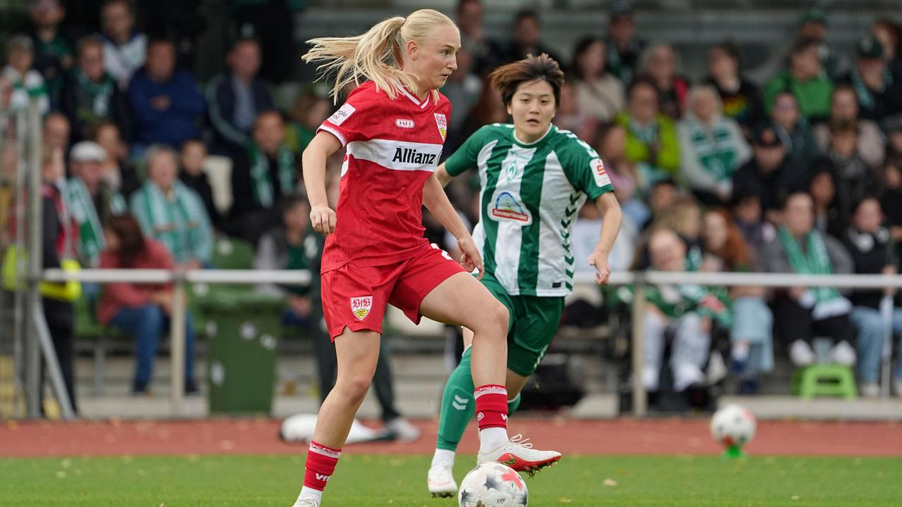 Fußball-Spielerin Luzie Zähringer mit dem Ball am Fuß