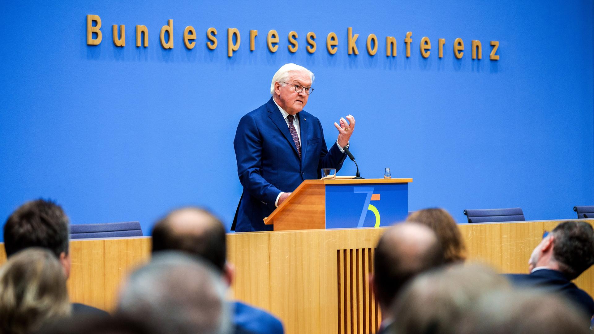 Bundespräsident Frank-Walter Steinmeier spricht beim Festakt zu 75 Jahre Bundespressekonferenz im Haus der Bundespressekonferenz. 