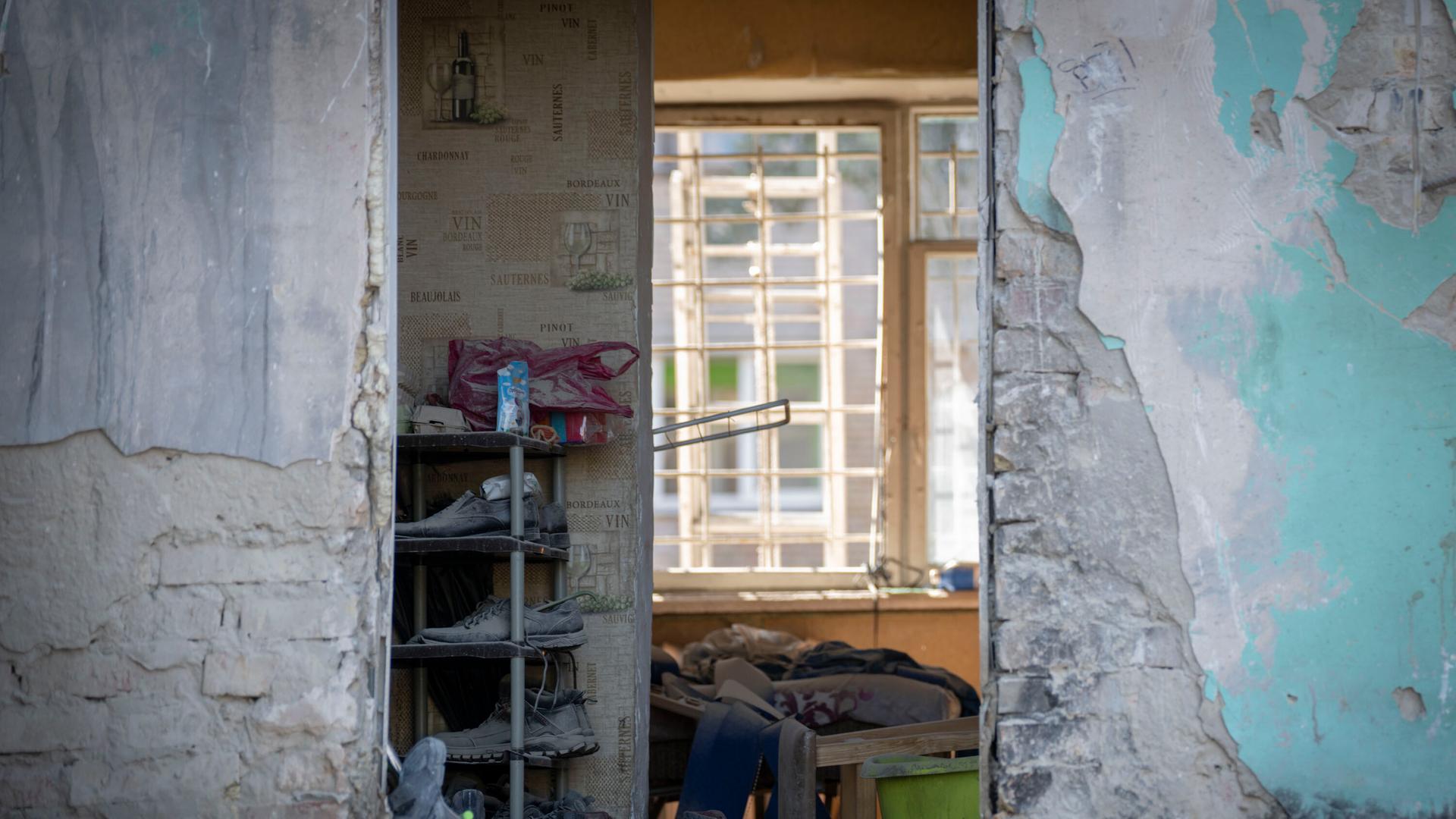 Massive Schäden durch Bombeneinschläge an einem Wohnhaus in Kiew. Die Fassade ist weggerissen und man blickt direkt in eine Wohunung.