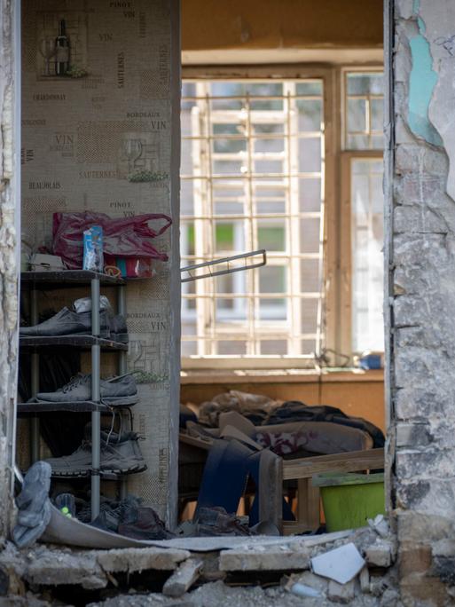 Massive Schäden durch Bombeneinschläge an einem Wohnhaus in Kiew. Die Fassade ist weggerissen und man blickt direkt in eine Wohunung.