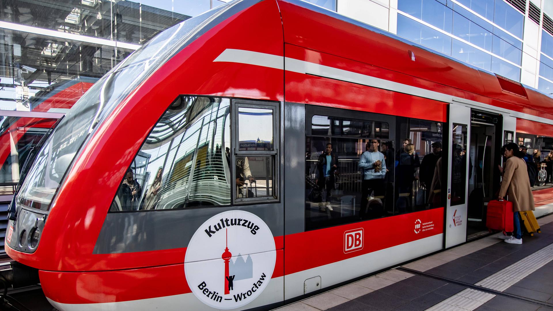 Menschen steigen im Kulturzug Berlin-Wroclaw am Bahnhof Ostkreuz in Berlin am 27. April 2024 ein.
Menschen steigen im Kulturzug Berlin-Wroclaw am Bahnhof Ostkreuz in Berlin am 27. April 2024 ein.