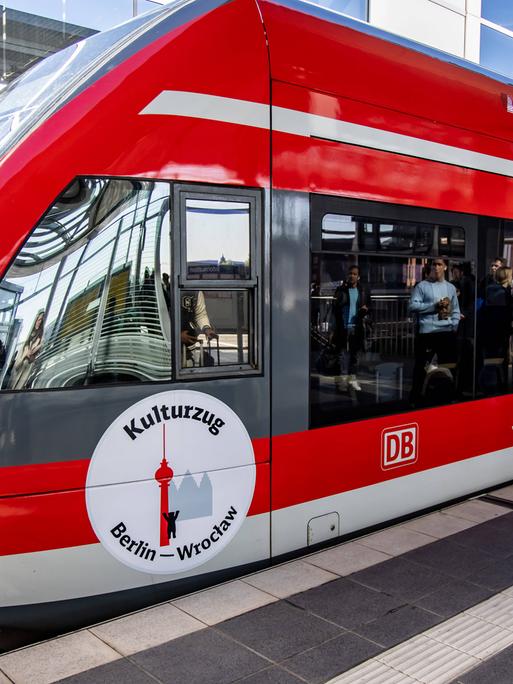 Menschen steigen im Kulturzug Berlin-Wroclaw am Bahnhof Ostkreuz in Berlin am 27. April 2024 ein.
Menschen steigen im Kulturzug Berlin-Wroclaw am Bahnhof Ostkreuz in Berlin am 27. April 2024 ein.