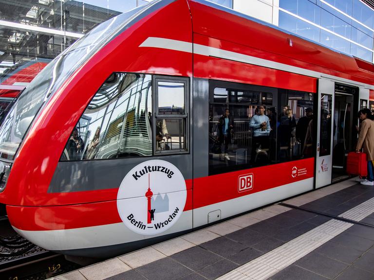 Menschen steigen im Kulturzug Berlin-Wroclaw am Bahnhof Ostkreuz in Berlin am 27. April 2024 ein.
Menschen steigen im Kulturzug Berlin-Wroclaw am Bahnhof Ostkreuz in Berlin am 27. April 2024 ein.