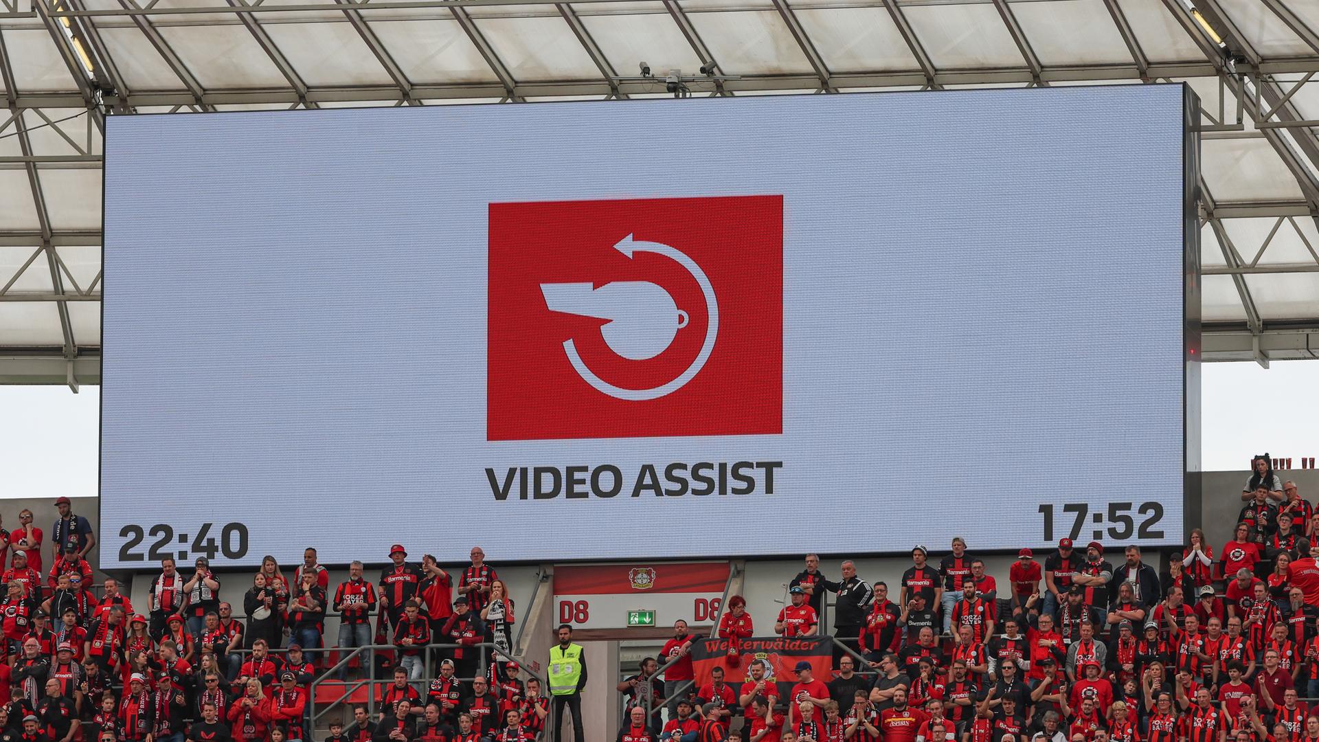 Videoleinwand mit dem Video Assist Logo beim Fußball-Bundesligaspiel Bayer 04 Leverkusen gegen Werder Bremen