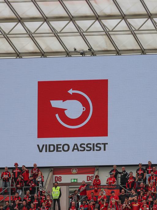 Videoleinwand mit dem Video Assist Logo beim Fußball-Bundesligaspiel Bayer 04 Leverkusen gegen Werder Bremen