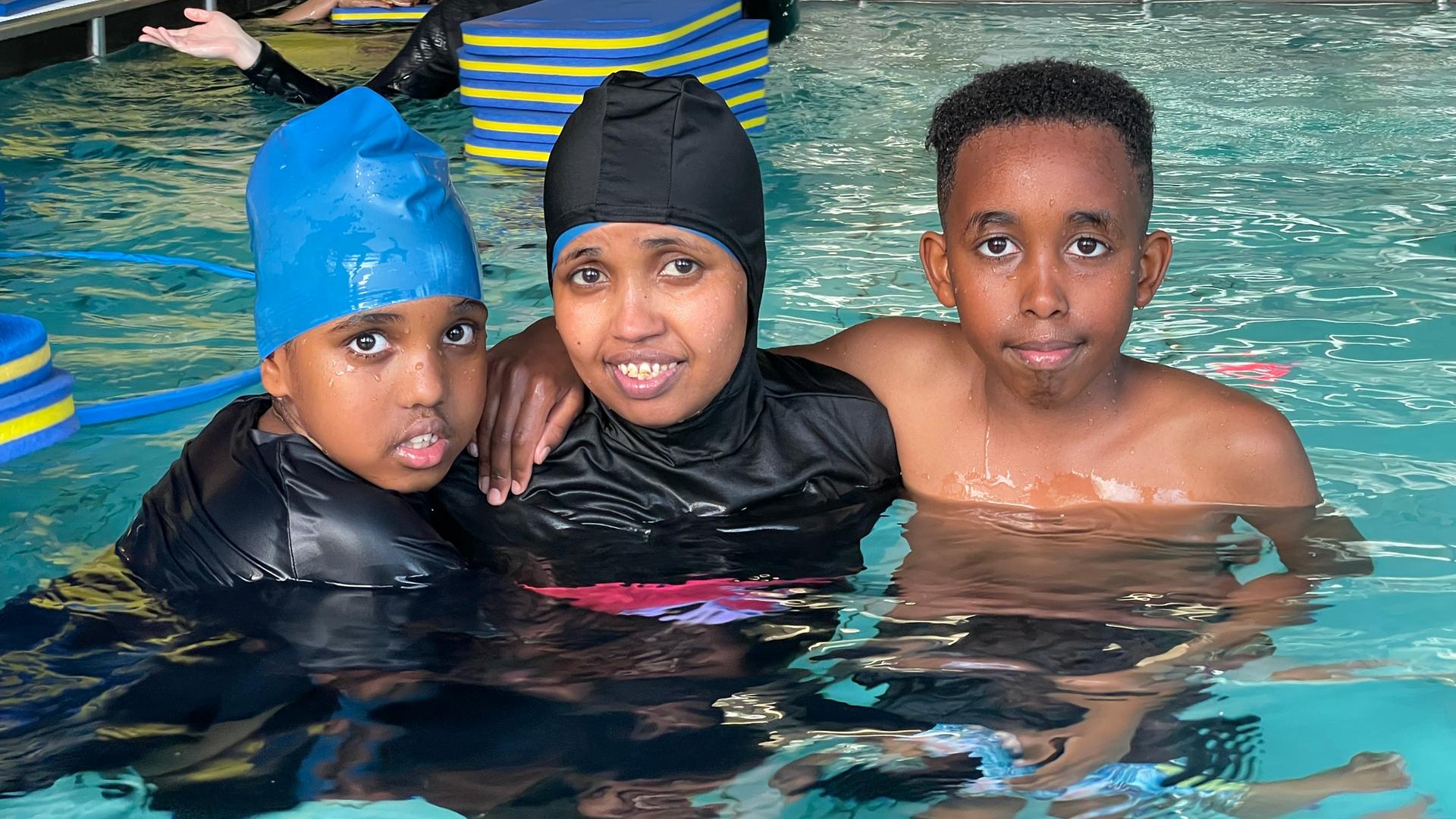 Nima Muhamed (Mitte) kommt aus Somalia, hier mit Tochter Muha (links) und Sohn Ridwan.