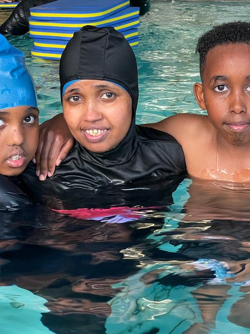 Nima Muhamed (Mitte) kommt aus Somalia, hier mit Tochter Muha (links) und Sohn Ridwan.