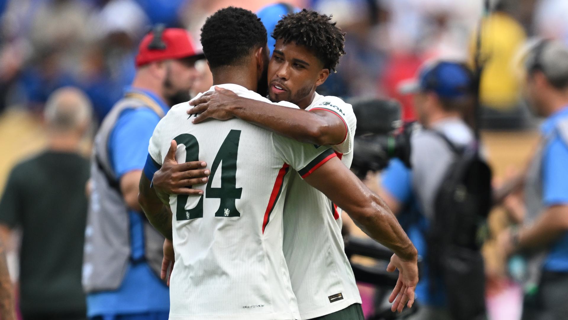 Fußball-Club-WM: Chelseas Andrey Santos und Chelseas Reece James feiern nach dem Finaleinzug gegen Fluminense. Fußball-Club-WM: Chelseas Andrey Santos und Chelseas Reece James feiern nach dem Finaleinzug gegen Fluminense.