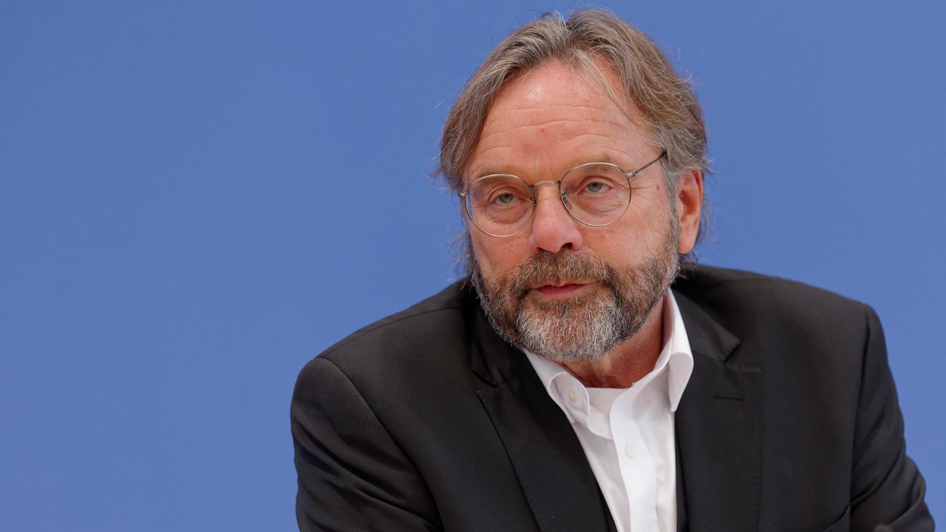 Michael Groß schaut leicht zur Seite. 