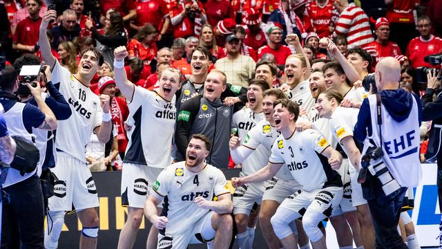 Das Foto zeigt die deutsche Handball-Nationalmannschaft nach dem Sieg im Halb-Finale gegen Kroatien. 